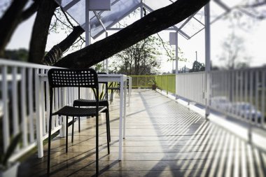 Çatıda modern restoran koltuğu 