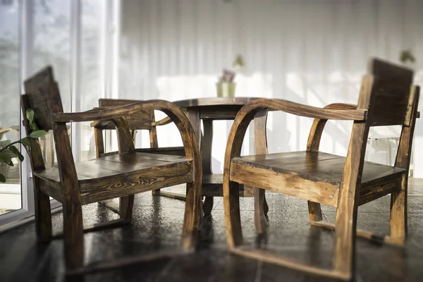 Containercafé mit Holzmöbeln — Stockfoto