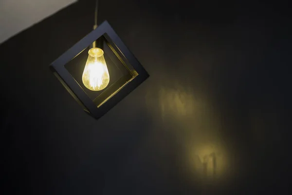 실내 빈티지 복고풍 빛 천장 램프 — 스톡 사진