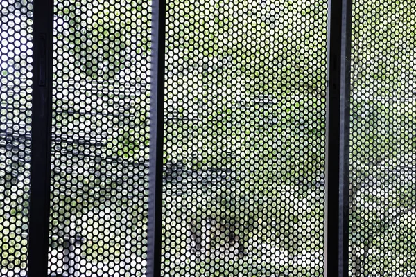 Metalen mesh grid net Fence textuur achtergrond — Stockfoto