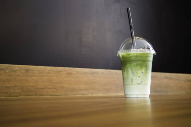 Buzlu yeşil çay kahve ahşap tablo