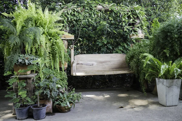 Siège oscillant en bois dans le jardin extérieur — Photo