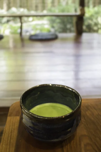 Ciotola di tè verde matcha caldo bevanda — Foto Stock
