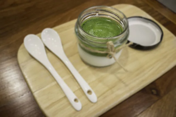 Matcha grönt te mousse hemlagad dessert — Stockfoto