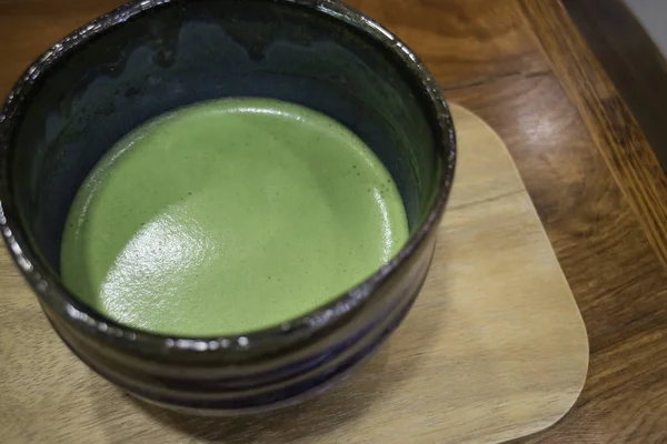 Tigela de chá verde matcha quente bebida — Fotografia de Stock