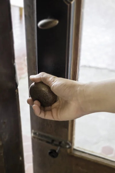 Mujer mano apertura vintage café puerta —  Fotos de Stock