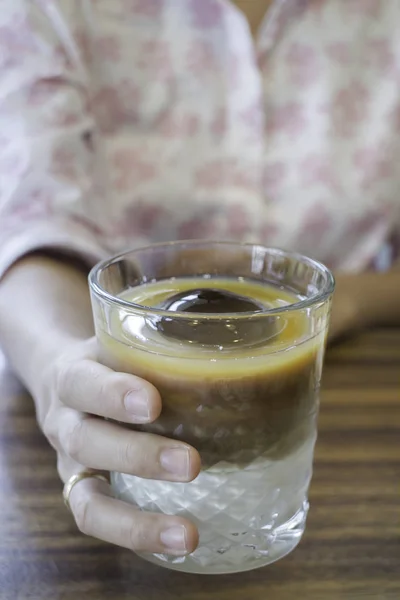 Desfrute de café latte com bola gelada — Fotografia de Stock