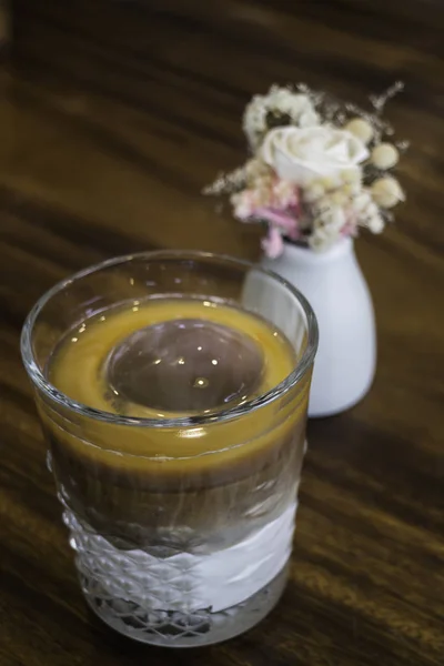Café latte com bola gelada — Fotografia de Stock