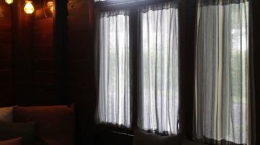 Şeffaf perdeli balkon penceresi, stok görüntüleri.