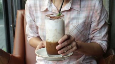 Kadınlar buzlu kahve içmeyi sever.