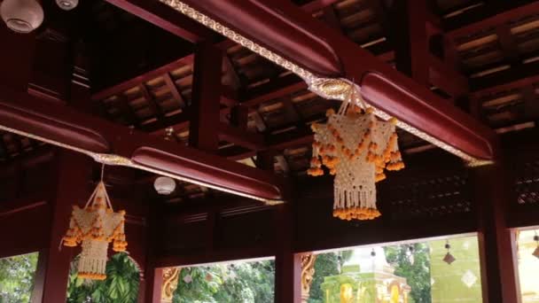 Decoración Del Templo Con Ramo Flores Guirnalda Tradicional Tailandesa Material — Vídeo de stock
