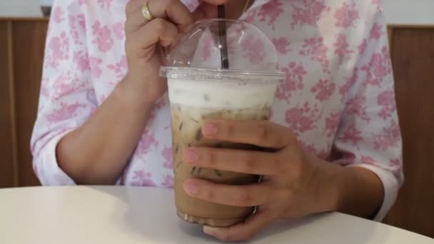 Mulher Gosta Beber Café Cappuccino Gelado Imagens Estoque — Vídeo de Stock