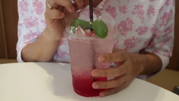 Vrouw Genieten Van Het Drinken Van Ijs Mix Bessen Soda — Stockvideo