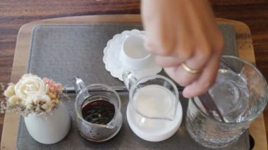 Kadınlar el yapımı buzlu sütlü kahveden, stok görüntülerden hoşlanır.