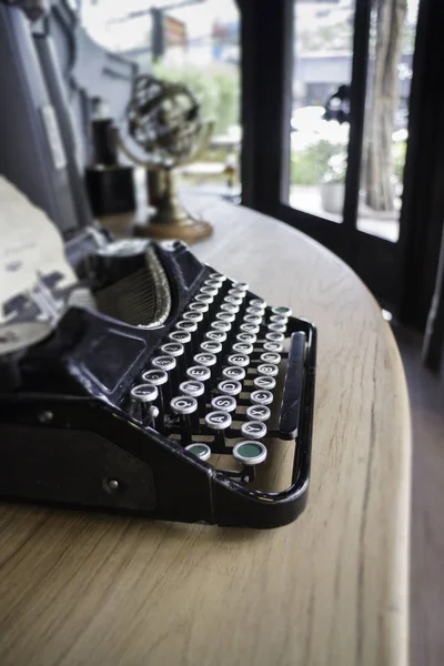 Decoração aconchegante café com máquina de escrever vintage — Fotografia de Stock