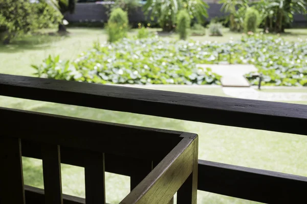 Красива Тайська вінтажному стилі будинку і тропічний сад — стокове фото