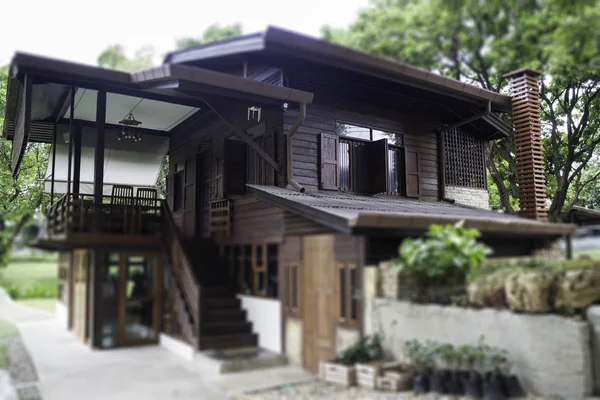 Красива Тайська вінтажному стилі будинку і тропічний сад — стокове фото