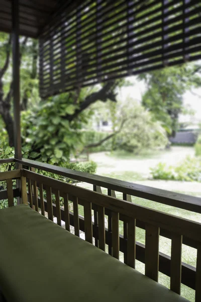 Linda casa estilo vintage tailandês e jardim tropical — Fotografia de Stock