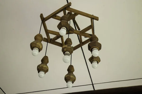 Vintage pendurado lâmpada de luz na casa velha — Fotografia de Stock