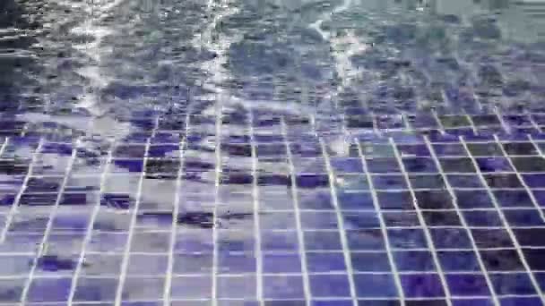 Trappen Onder Het Water Van Het Zwembad Stock Footage — Stockvideo