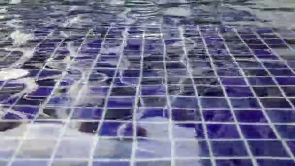 Schwimmbad Mit Transparenter Blauer Oberfläche Archivmaterial — Stockvideo