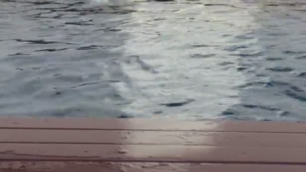 游泳池的木制边框 库存镜头 — 图库视频影像