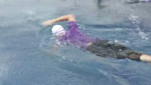スイミングプールでの女性フリースタイルダイビング ストック映像 — ストック動画