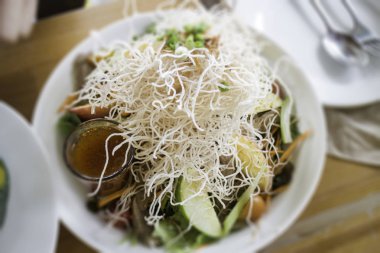 Tay tarzı gıda baharatlı ızgara domuz salatası