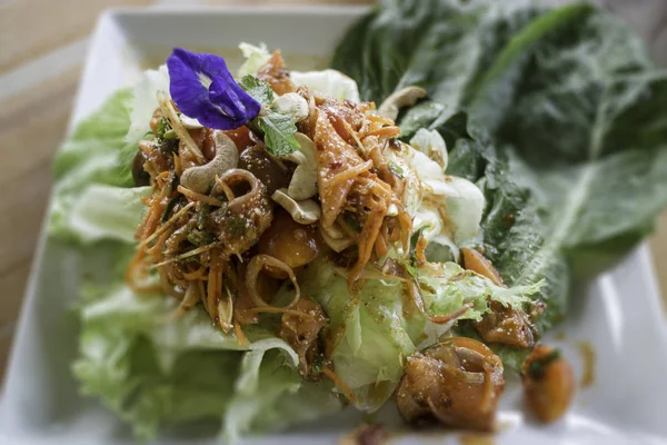 Salada de salmão picante em comida estilo tailandês — Fotografia de Stock