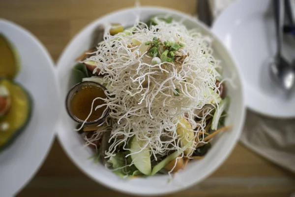 Salada de porco grelhada picante em comida de estilo tailandês — Fotografia de Stock