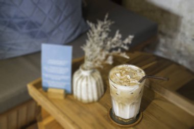 Lezzetli buzlu karamel kahve içeceği