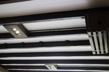 Ahşap iç mekanile dekore edilmiş klasik kahve dükkanı