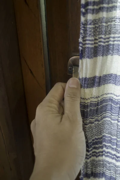 Ręka na bawełnianą zasłonę okna — Zdjęcie stockowe