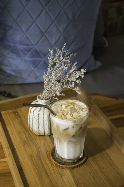 Köstlichen eisgekühlten Karamell Kaffee trinken — Stockfoto