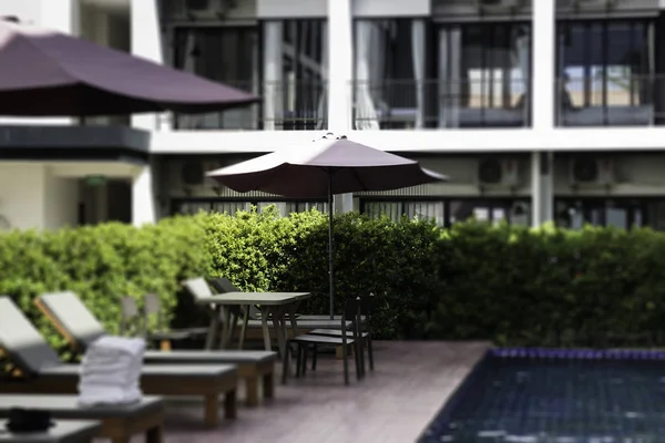 Lavička v bazénu v hotelu — Stock fotografie