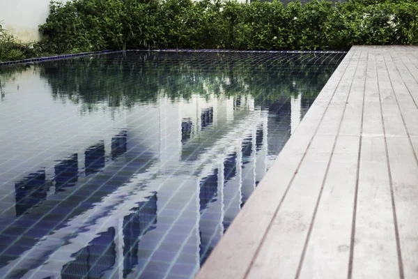 Piscina de água azul com luz do dia — Fotografia de Stock