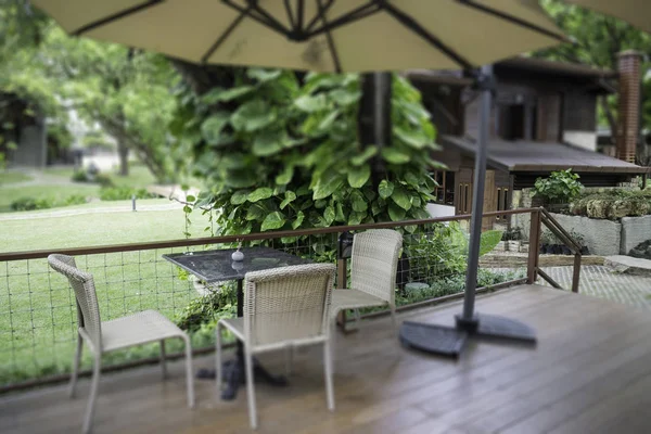 Mobília relaxante ao ar livre no jardim — Fotografia de Stock