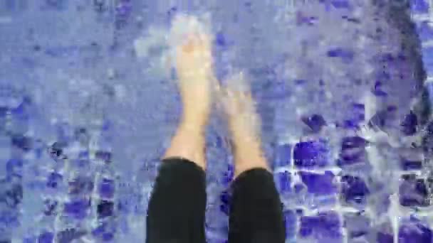 Picioare Feminine Suprafaţa Apei Piscinei Aer Liber Imagini Secvenţe Video — Videoclip de stoc