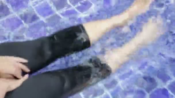 Des éclaboussures d'eau des jambes féminines, des images de stock 