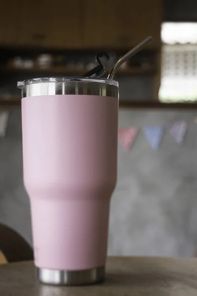 Taza del vaso termo que hace del acero inoxidable con el drin del metal — Foto de Stock