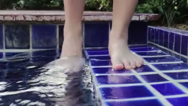 Dedo Mergulho Piscina Imagens Estoque — Vídeo de Stock