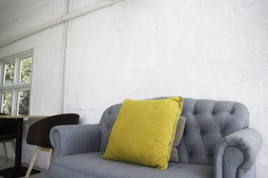 Oturma odasında rahat kumaş kanepe