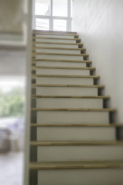 Escalera de madera y metal blanco —  Fotos de Stock