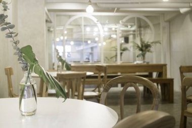 Ahşap mobilya seti ile rahat kahve dükkanı