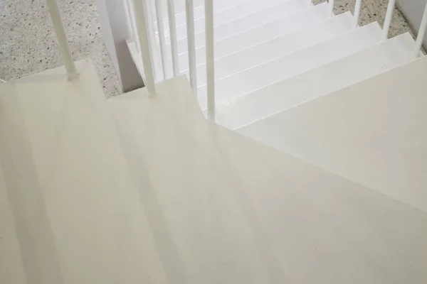 階段付きの軽いインテリアリビングルーム — ストック写真