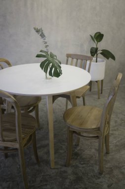 Ahşap mobilya seti ile rahat kahve dükkanı