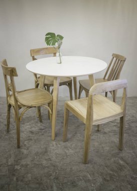 Ahşap mobilya seti ile rahat kahve dükkanı