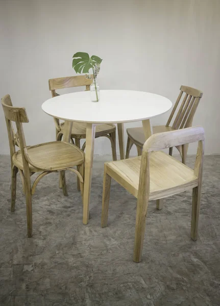 Gemütliches Café mit Holzmöbel-Set — Stockfoto