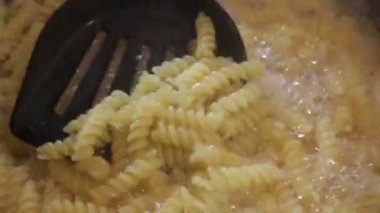 Kaynar suda spiral makarna kapalı, stok görüntüleri