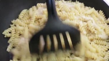 Dökme krem peynir makarna sosu ve yemek yemek, stok görüntüleri